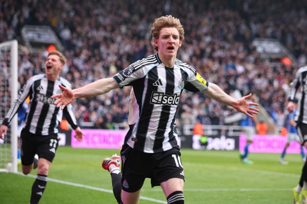 Fußball, Newcastle United, Anthony Gordon beim FC Bayern München im Gespräch - Archivbilder