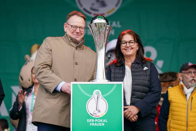 Fußball, Frauen, DFB-Pokal, Finale, FC Bayern München - VfL Wolfsburg, Pokalpräsentation in Köln
