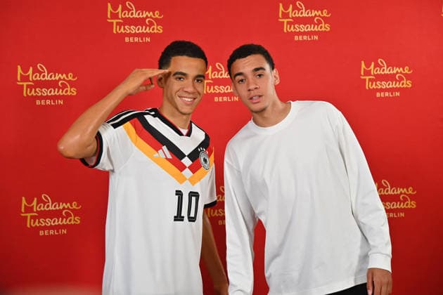Fußball, Jamal Musiala enthüllt seine Madame Tussauds Wachsfigur in München