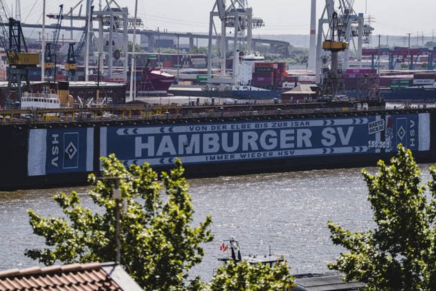 Fußball, 1. BL, Hamburger SV, HSV XXL-Banner an Dock 11 im Hamburger Hafen
