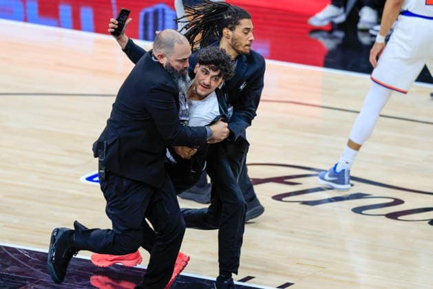 Basketball, NBA Finals, San Antonio Spurs - New York Knicks, Flitzer auf dem Spielfeld