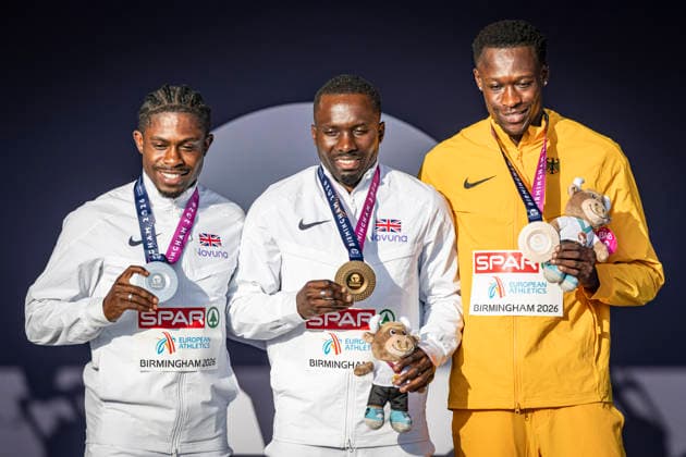 Leichtathletik, EM in Birmingham, 100m, Männer, Medaillenzeremonie mit Owen Ansah und Europameister Romell Glave