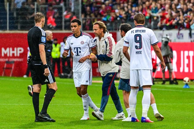 Fußball, Testspiel, 1. FC Heidenheim - FC Bayern München, Jamal Musiala bricht erneut zusammen