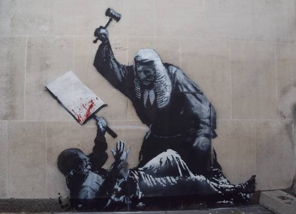 Werk des Street-Art-Künstlers Banksy am Royal Courts of Justice in London für 100.000 Euro entfernt, Archivbilder