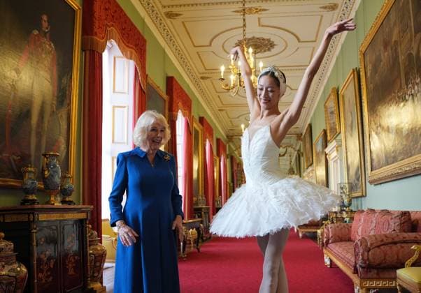 Königin Camilla empfängt Ensembles des English National Ballet im Buckingham Palace