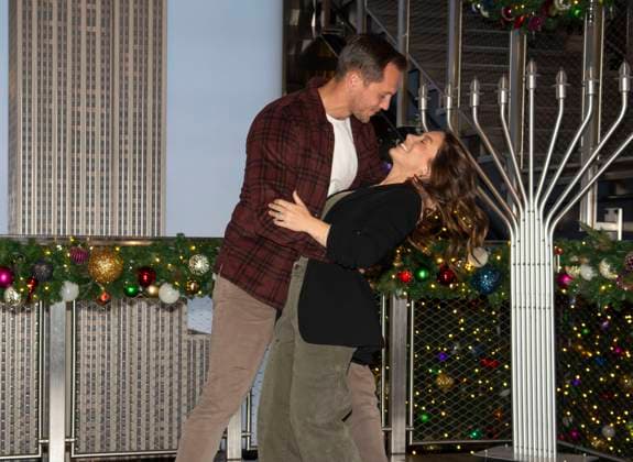 Shawn Johnson East und Andrew East besuchen das Empire State Building in New York