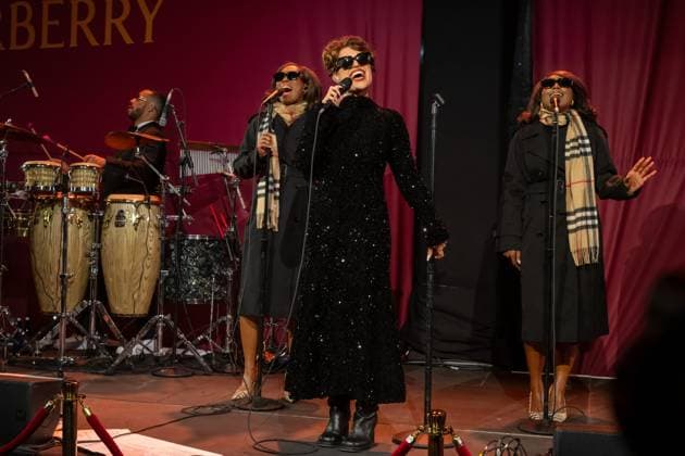 Raye bei Einweihung der Weihnachtsdekoration bei Bloomingdale s in New York
