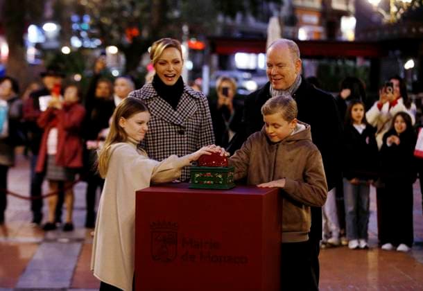 Fürstenfamilie von Monaco eröffnet die Weihnachtsbeleuchtung am Place d Armes