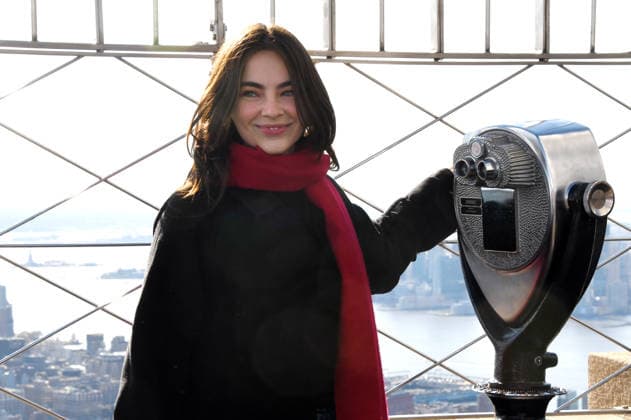 Stella Cole besucht das Empire State Building in New York
