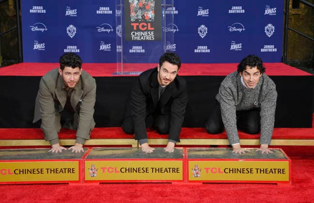 Jonas Brothers verewigen Handabdrücke im Zement am TCL Chinese Theatre in Los Angeles