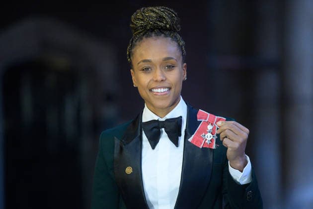 Windsor Castle, Boxerin Natasha Jonas mit dem Verdienstorden MBE ausgezeichnet