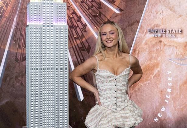 Zara Larrson besucht Empire State Building in New York City