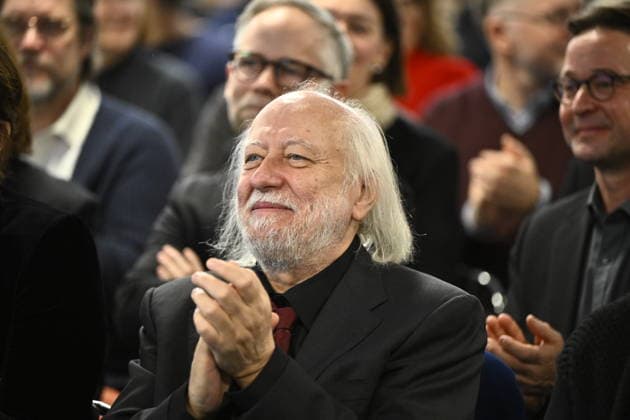 Literaturnobelpreisträger Laszlo Krasznahorkai besucht Rinkeby Bibliothek in Stockholm
