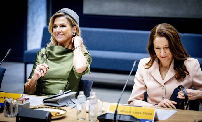 Königin Maxima und Suzanne Innes-Stubb im Gespräch über Femizide und häusliche Gewalt in Rijswijk