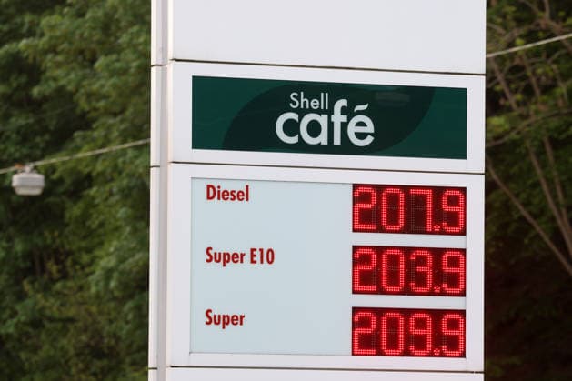NRW, Preistafel an Tankstelle in Siegen