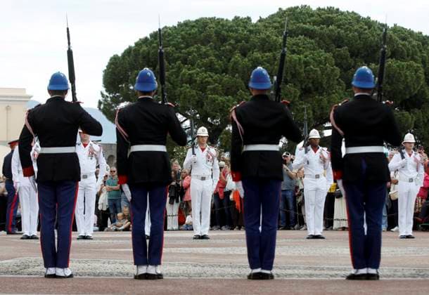 Monaco, Fürstengarde wechselt von Winter- zu Sommeruniformen