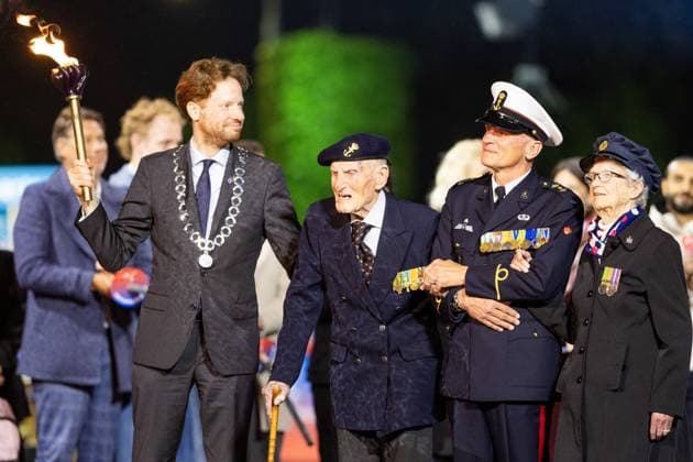 Niederlande, Veteranen entzünden Befreiungsfeuer zur Erinnerung an das Ende des Zweiten Weltkriegs