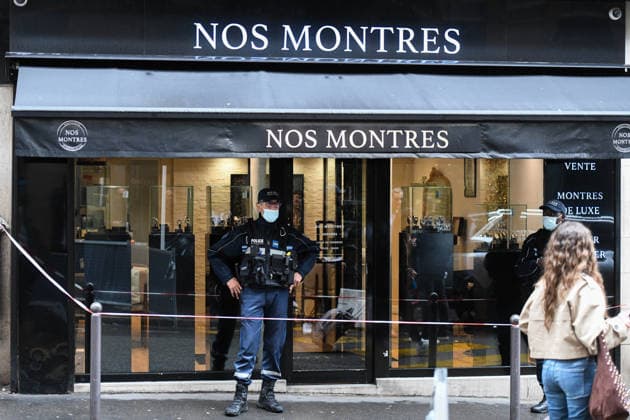 Frankreich, Raubüberfall auf Boutique in Paris