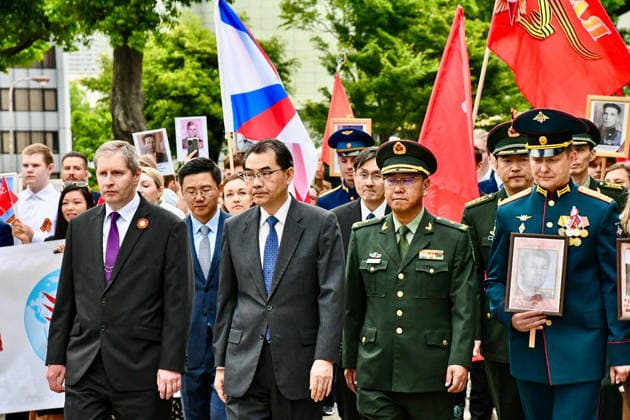 Japan, Russische und chinesische Botschafter nehmen an Marsch vor Tag des Sieges in Tokio teil