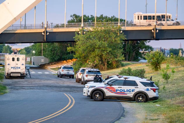 USA, Polizei holt Guido Reichstadter nach Protestaktion gegen den Krieg gegen Iran von der Frederick Douglass Memorial Bridge in Washington