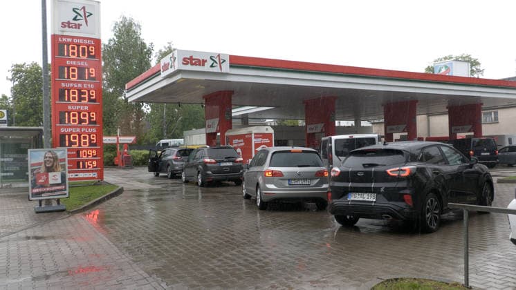 Sachsen, Ansturm auf günstige Tankstelle in Chemnitz