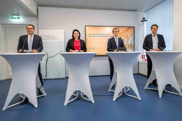 Österreich, Pressekonferenz Wirtschaftsfaktoren Wald und Holz in Wien