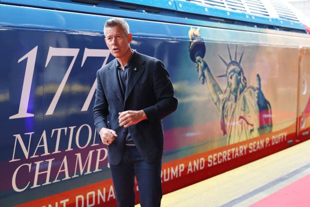 USA, Verkehrsminister Sean P. Duffy enthüllt Freedom Amtrak Acela Zug in Washington