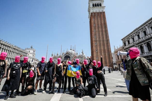 Italien, Pussy Riot und Femen Protest gegen russischem Pavillon bei der Biennale in Venedig