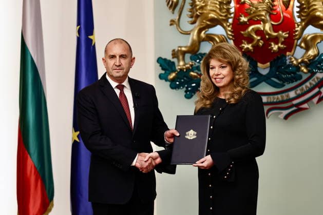 Bulgarien, Präsidentin Iliana Iotova erteilt Rumen Radev Auftrag zur Regierungsbildung in Sofia