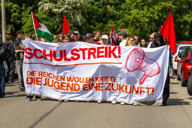 Bayern, Schulstreik gegen Wehrpflicht in Augsburg