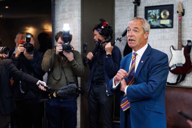 Großbritannien, Nigel Farage von Reform UK bei Pressekonferenz nach Wahlerfolgen in St Helens
