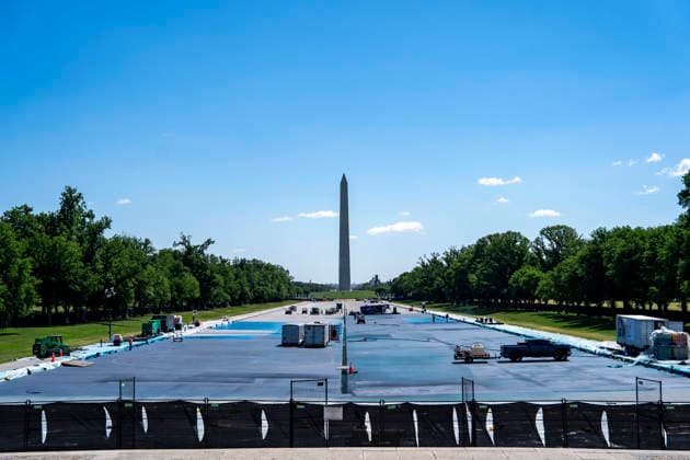 USA, Donald Trump lässt Reflecting Pool am Lincoln Memorial in Washington mit Schwimmbadbelag sanieren