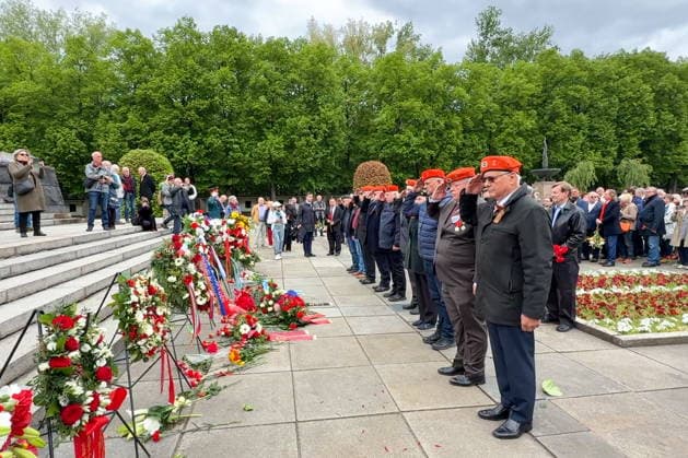 Berlin, Gedenken zum Tag des Sieges am Sowjetischen Ehrenmal Schönholzer Heide