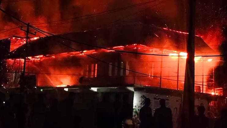 Indien, Brand in einem Einkaufscenter in Anantnag