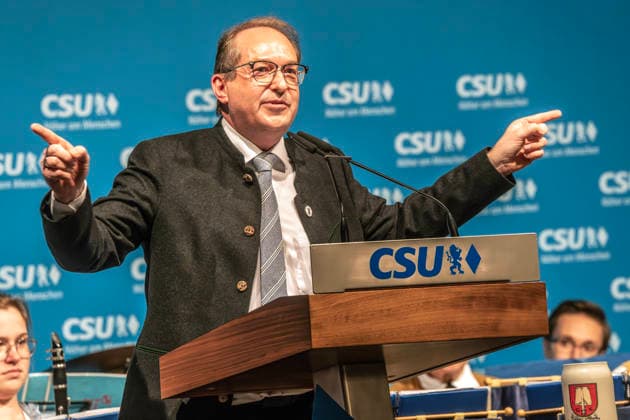 Bayern, Alexander Dobrindt besucht Truderinger Festwoche in München