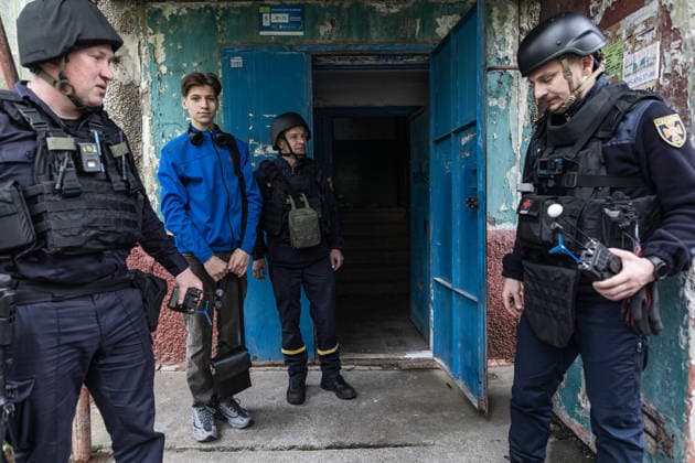 Ukraine-Krieg, Evakuierung einer Familie durch ukrainische Einsatzkräfte in Druzhkivka
