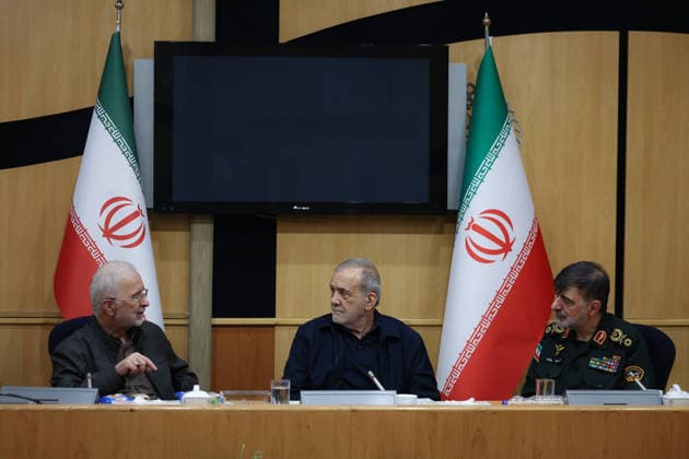 Iran, Masoud Pezeshkian während Sitzung mit Vertretern der Polizeiführung in Teheran