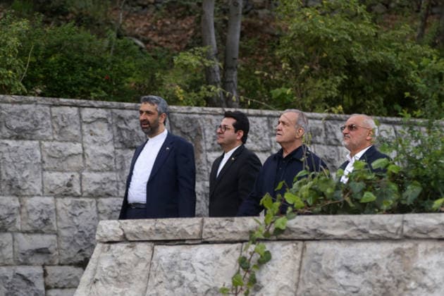 Iran, Masoud Pezeshkian besichtigt die beschädigte Gebäude in Teheran