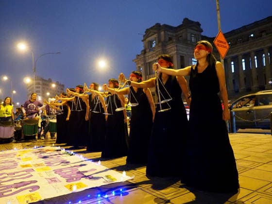 Peru, Aktivistinnen demonstrieren für Frauenrechte vor Justiz in Lima