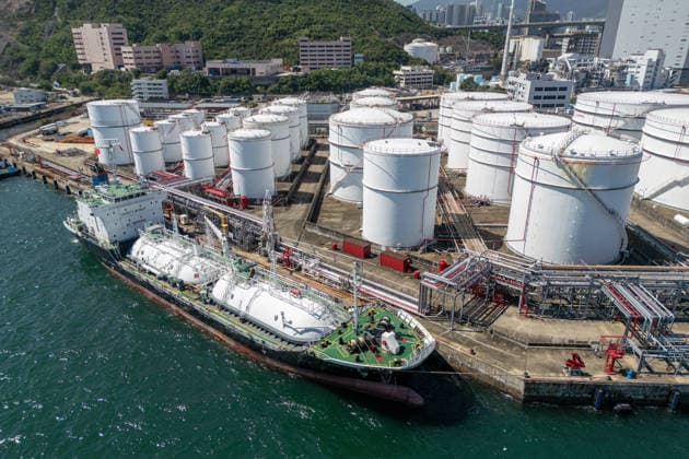 Hongkong, Öllager im Hafen von Hongkong