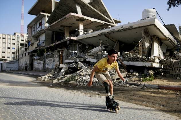 Nahostkonflikt, Gaza, Junge skatet in Gaza-Stadt und hofft auf neue Prothese