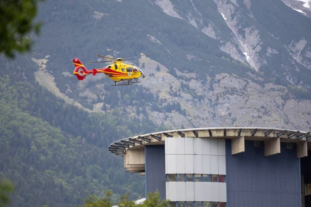 Österreich, Rettungshubschrauber Gallus 2 landet auf der Klinik Innsbruck