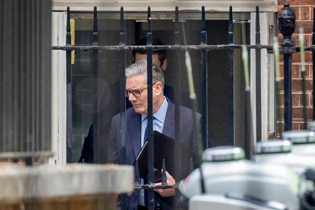 Großbritannien, Premier Keir Starmer verlässt 10 Downing Street in London durch den Hintereingang
