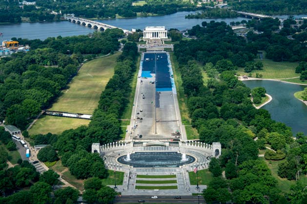 USA, Arbeiten am Reflecting Pool beim Lincoln Memorial in Washington