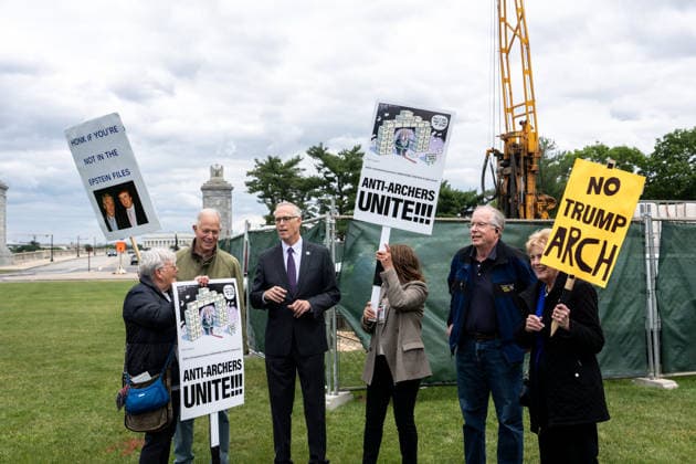 USA, Jared Huffman spricht bei Protest gegen Trumps geplanten Bogen in Arlington