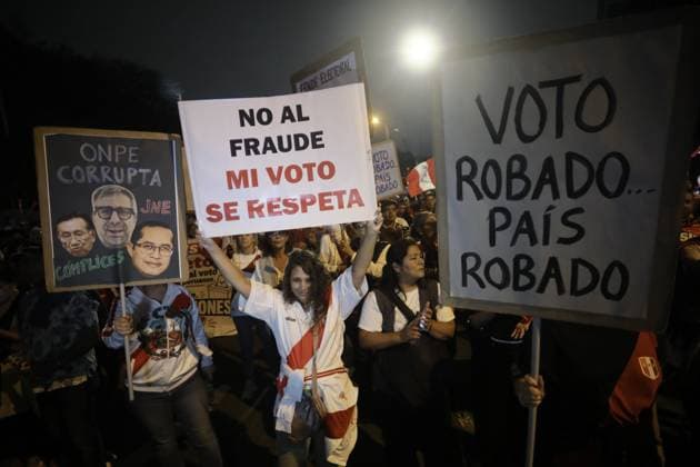 Peru, Anhänger von Rafael Lopez Aliaga demonstrieren nach Stichwahl-Ergebnis in Lima