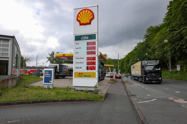 NRW, Preistafel an Tankstelle in Siegen