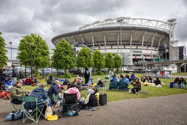 Niederlande, Menschen warten auf das Konzert von Harry Styles in Amsterdam