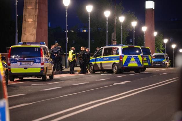 Hessen, Polizeieinsatz auf der Alten Brücke in Frankfurt am Main