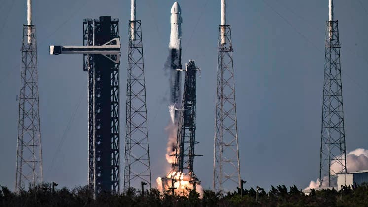 USA, Start einer SpaceX Falcon 9 Rakete von Cape Canaveral in Florida